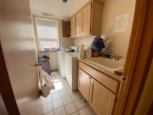 Building Photo - Spacious 3-Bedroom Duplex-Home in Roosevel...