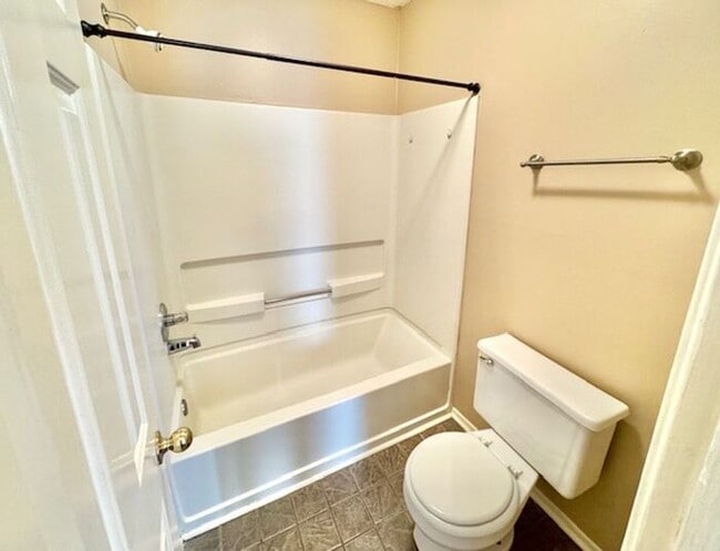 Building Photo - Available September 26, 2025, Charming 3 B...