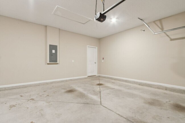 Building Photo - Spacious 3BR/3.5BA Home with Office & Reso...