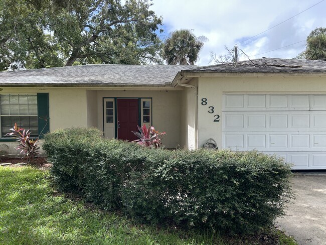 Building Photo - 832 Lucerne Cir