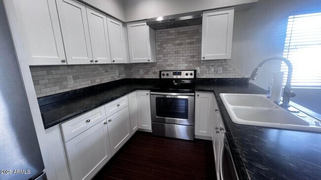 Building Photo - 3337 S Parkside Dr