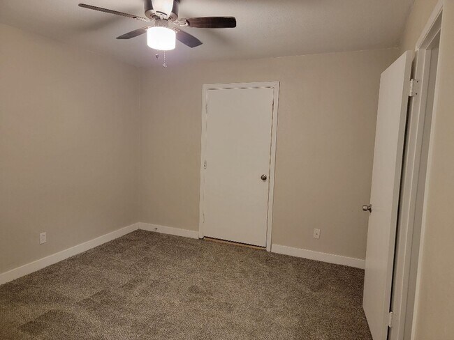 Building Photo - 3 BEDROOM**UPGRADES*CLOSE TO AREA SCHOOLS AND SHOPPING CENTERS*