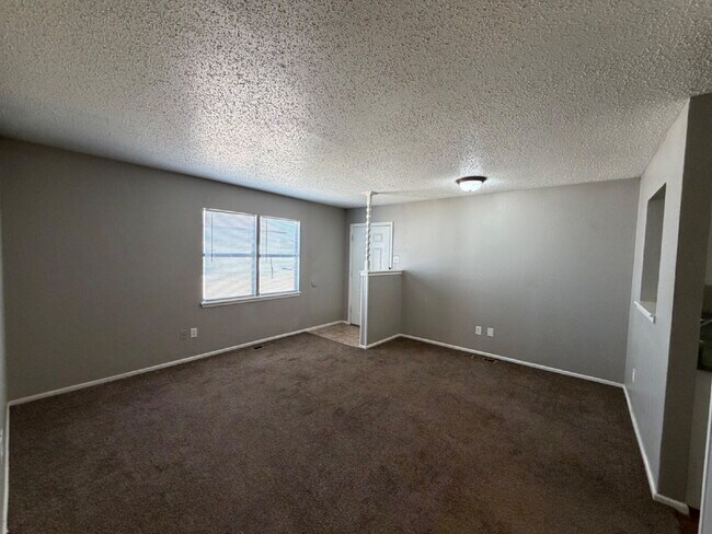 Building Photo - Duplex Located West Of University Near Parks & Movie Theater!