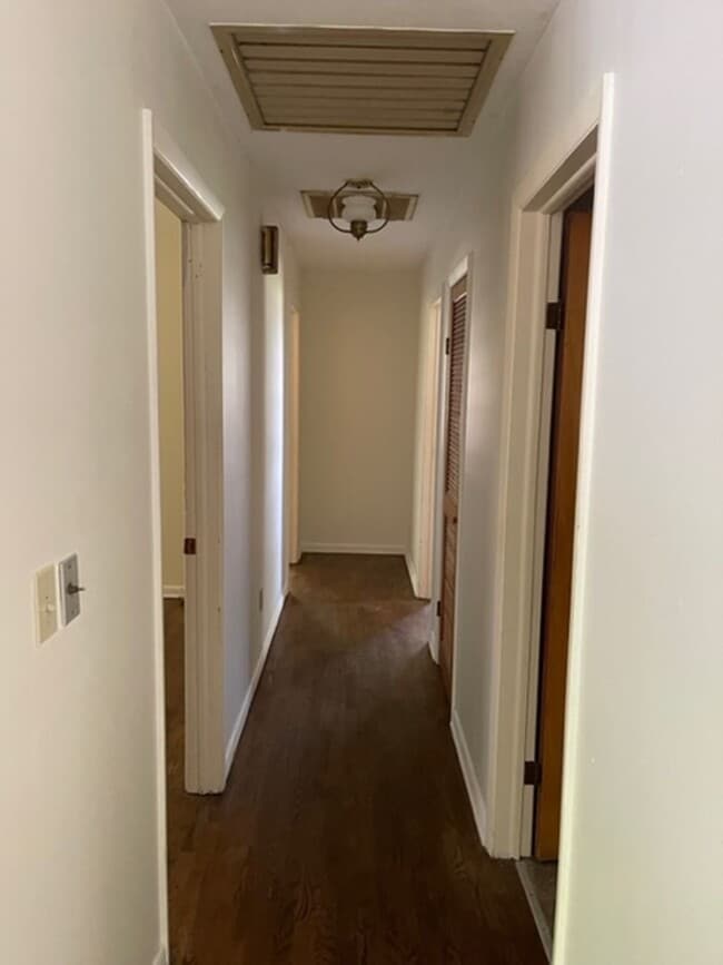 Building Photo - St. James Nice Home