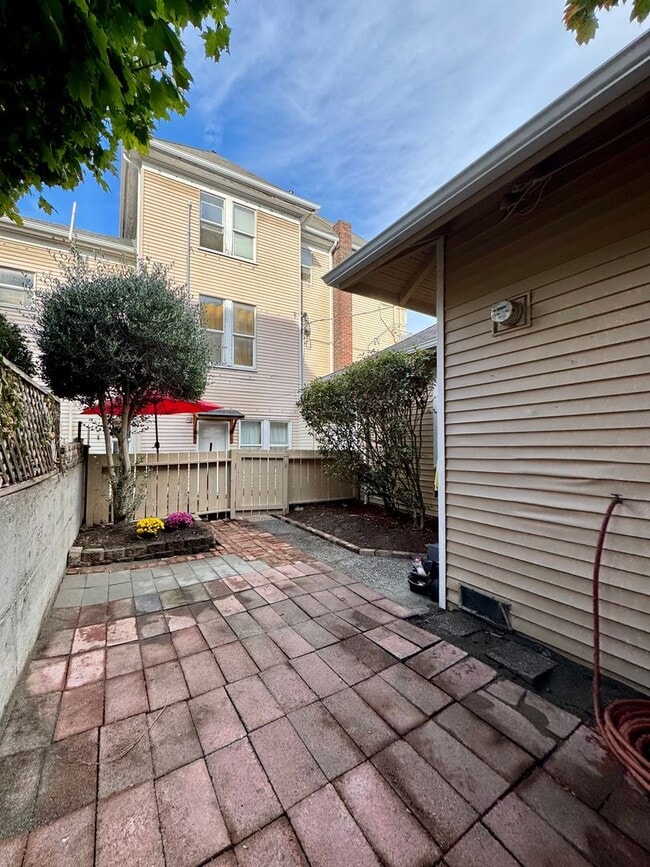 Building Photo - Queen Anne Home