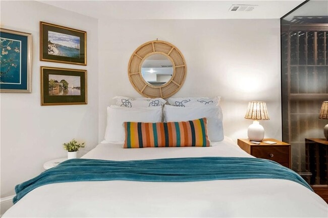 Building Photo - 582 St Charles Ave NE