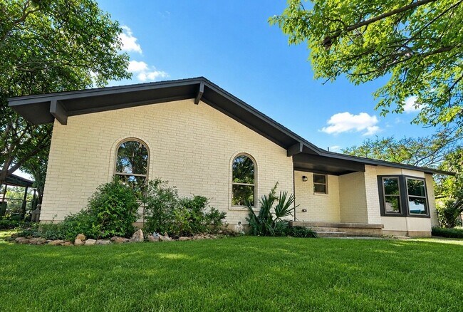 Building Photo - 101 Hillcrest Dr
