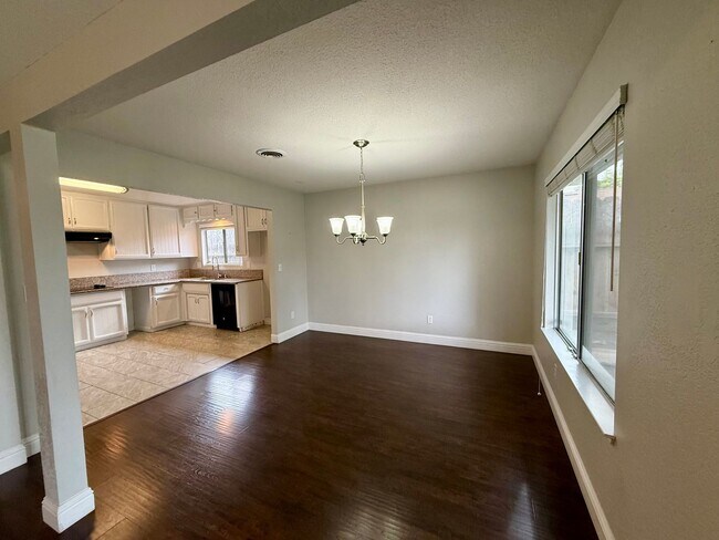 Building Photo - Single story home with vaulted ceilings!