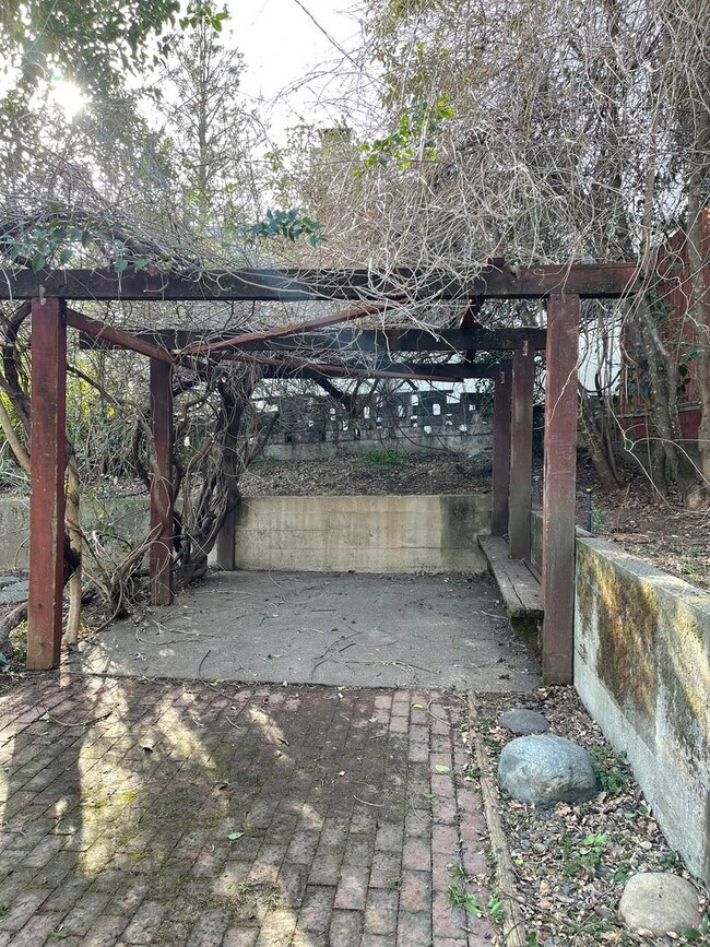 Building Photo - CHARMING 4 BED 2 BATH HOUSE NEAR DOWNTOWN