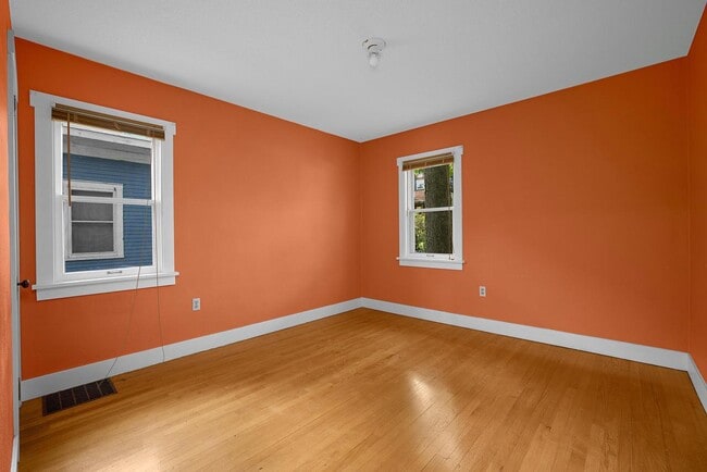 Building Photo - 602 7th St S