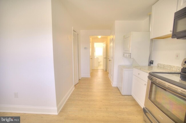 Building Photo - 1405 N Decker Ave