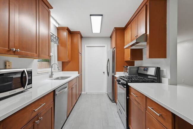 Building Photo - Roomy 3 bedroom 2 bath with great fenced yard