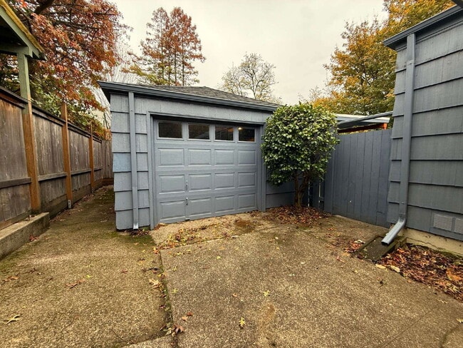 Building Photo - 2375 Onyx St