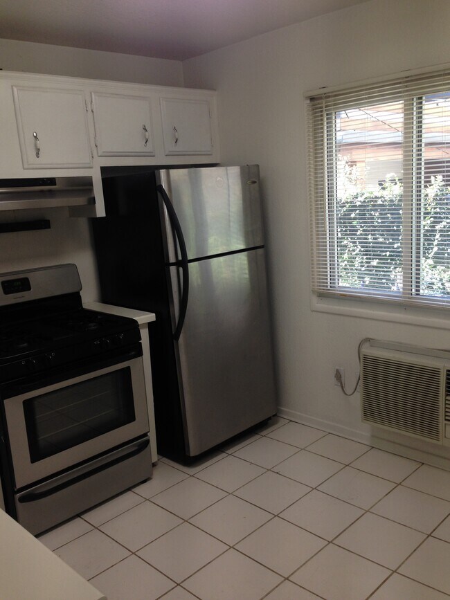 Building Photo - 715 Huntley Dr