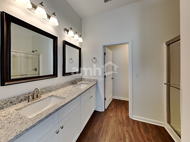 Building Photo - 421 Lossie Ln