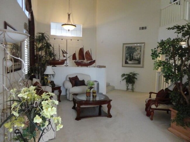 Building Photo - Luxurious 5 + 3 Pool/View Home Castaic
