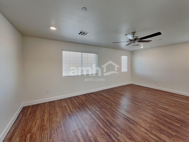 Building Photo - 696 N Water St