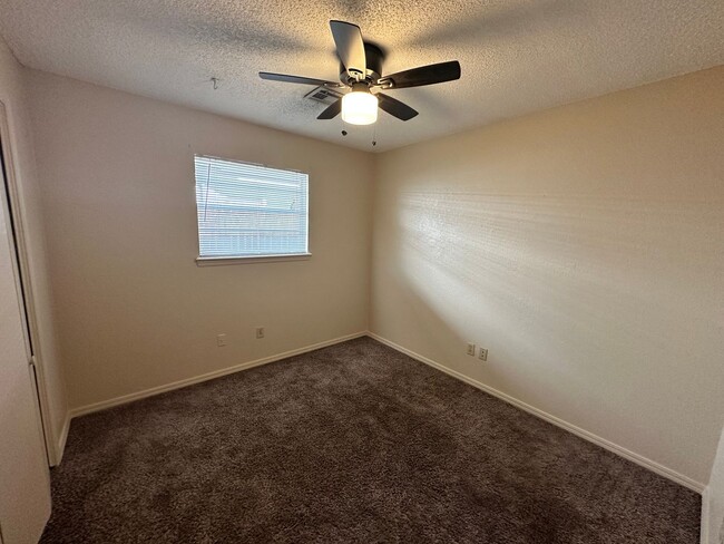 Building Photo - 3-bed 1.5-bath Rental Home Available in No...