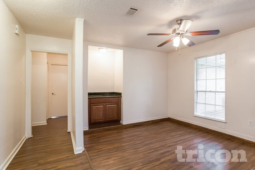 Building Photo - 4926 Algernon Dr