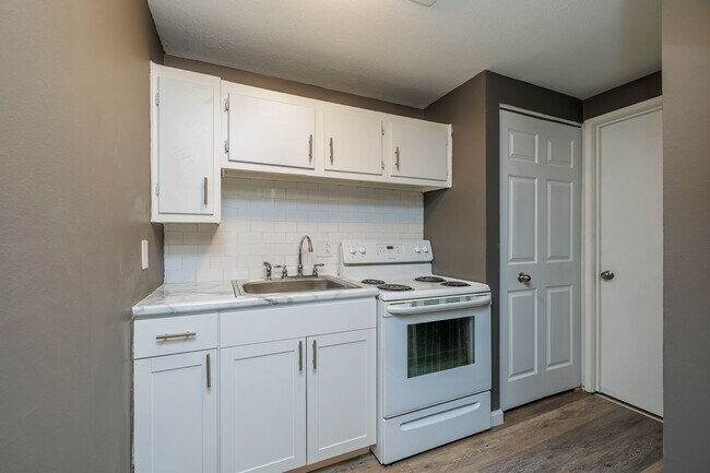 Building Photo - 3rd floor completely renovated and new owners