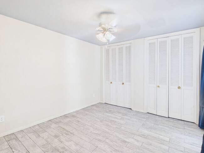 Building Photo - 1 bed/1 bath Condominium Ready for tenant!