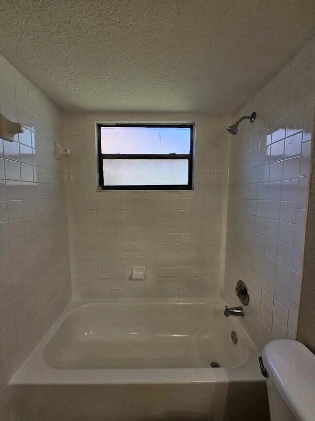 Building Photo - 1447 Lake Crystal Dr