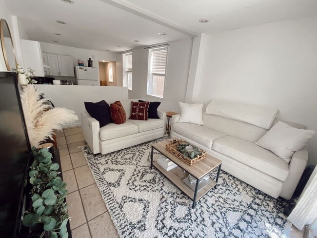 Building Photo - 1528 Bainbridge St