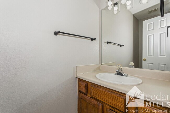 Building Photo - Super sized 3 bedroom townhouse