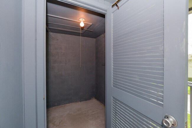 Building Photo - 8 Lake Vista Trail