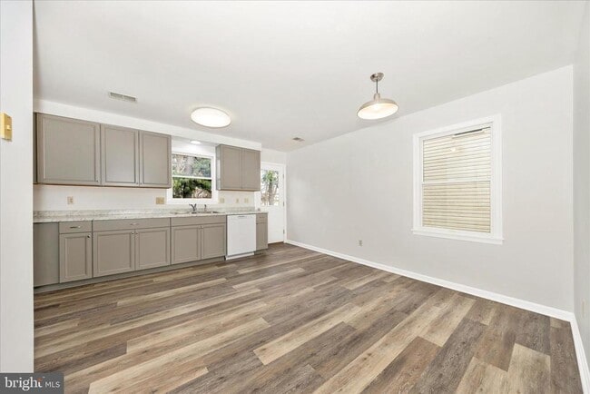 Building Photo - 1552 Crest View Ave