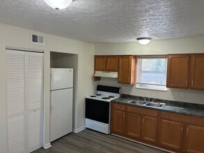 Building Photo - Elmwood Apartments- 1 and 2 Bedrooms w/ WD...
