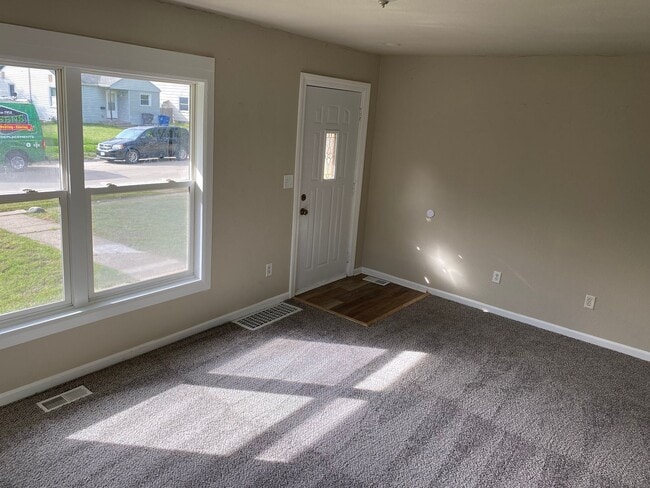 Building Photo - Fall in Love with this Cozy 2 Bedroom House!