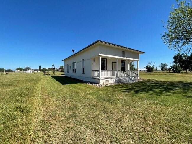 Building Photo - Spacious 3-Bed Home with Large Front & Backyard – Quiet Madera Living