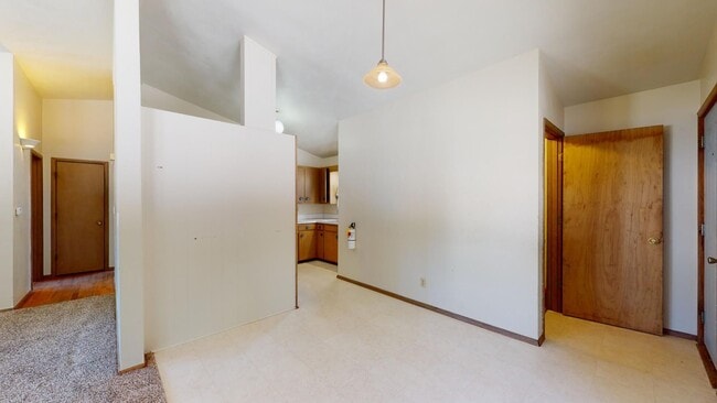 Building Photo - Spacious 2 Bedroom w/Basement & Vaulted Ceilings
