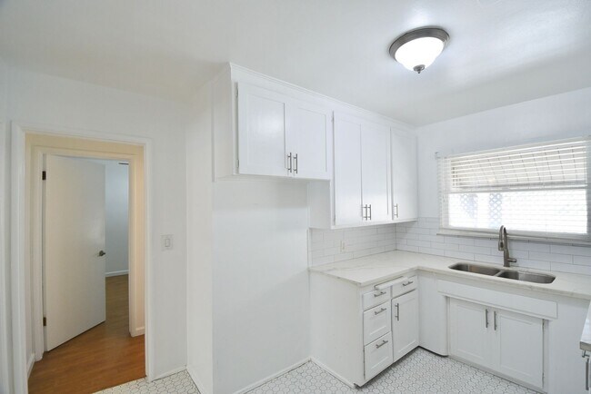 Building Photo - 11645 Moorpark St