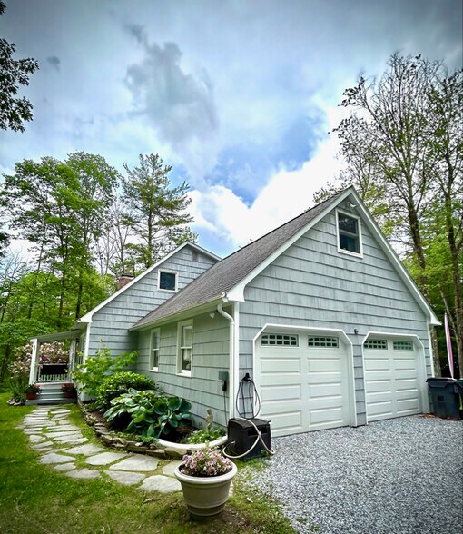 Building Photo - 230 Middle Rd