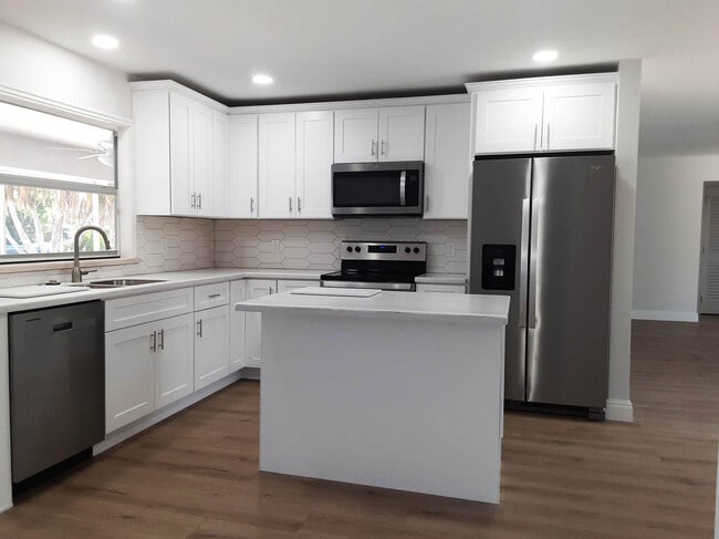Building Photo - 1666 Sabal Palm Dr