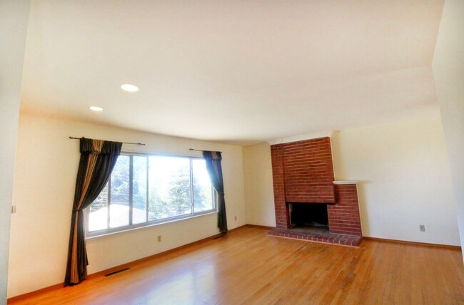 Building Photo - Sunny 3bed/2.5 bath + office space in Mont...