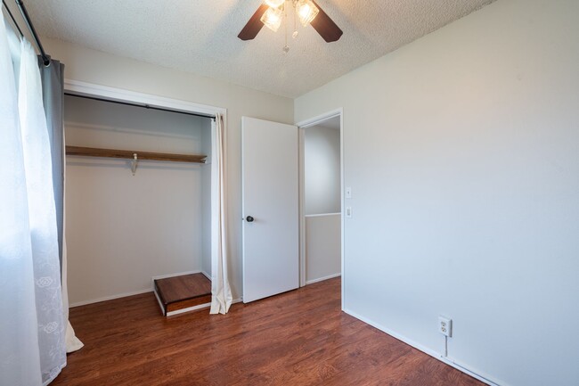 Building Photo - 2 bedroom / 1 1/2 bath / 2 parking condo i...