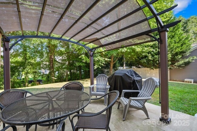 Building Photo - 18810 Coachmans Trace