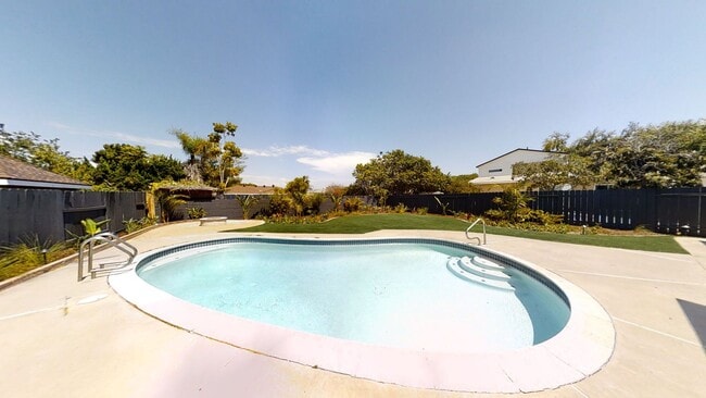 Building Photo - Renovated! 8BD/4BA with POOL!! (Lease Out ...