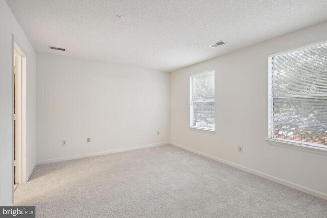 Building Photo - 10012 Vanderbilt Cir