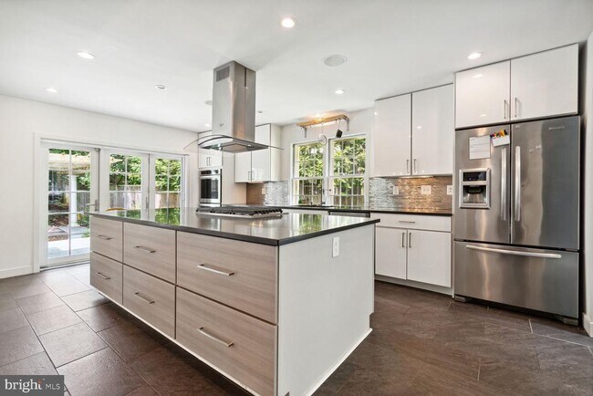 Building Photo - 3712 Fordham Rd NW