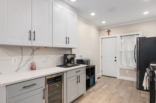 Building Photo - Bright & Immaculate 2 Bed · 3 Bath