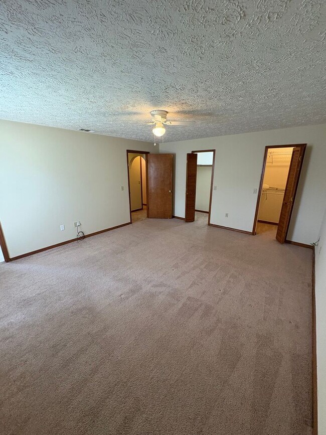 Building Photo - 2/2 home with fenced backyard in Ft Pierce
