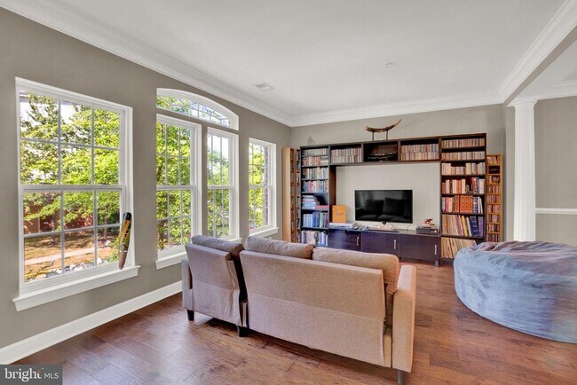 Building Photo - 2460 Eastbourne Dr