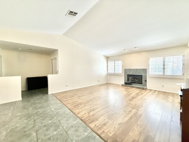 Building Photo - AVAILABLE NOW!! GORGEOUS 2 BEDROOM 2 BATHROOM Home in Palm Desert!