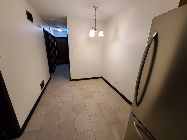 Eat in kitchen/dining - 305 Woodview Ave