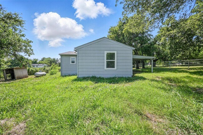 Building Photo - 1206 TX-78 BUS