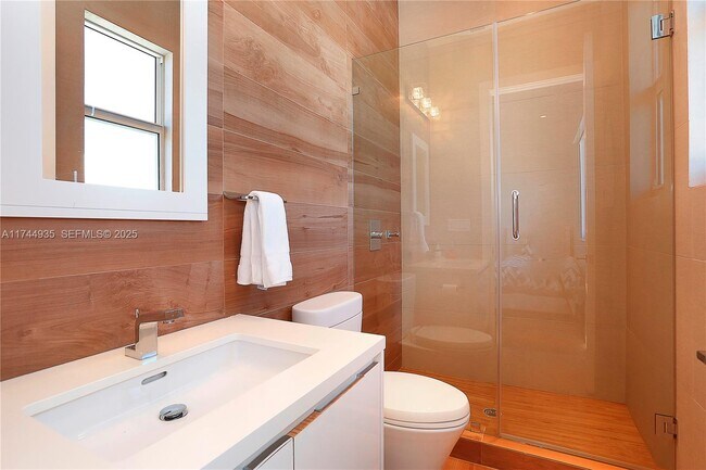 Building Photo - 573 Warren Ln